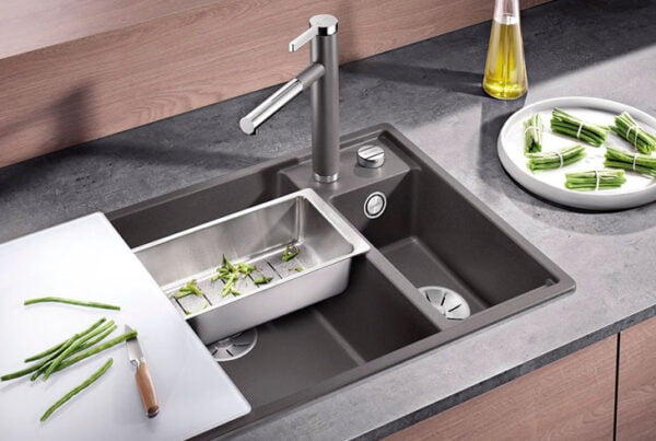 Encimera y tabla de cortar con espárragos. Alaia Home reforma cocina o baño en Bilbao o Vitoria